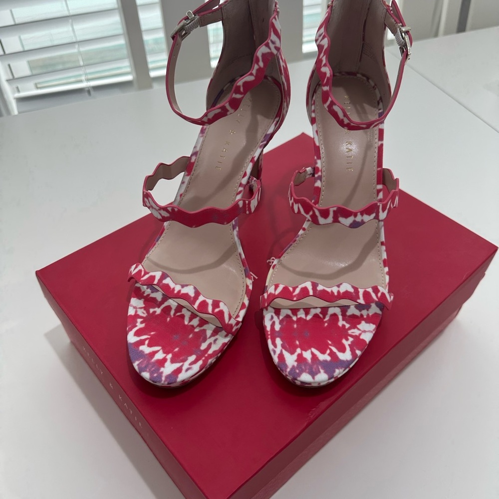 NWT Stylish Women's Red and White Sandals